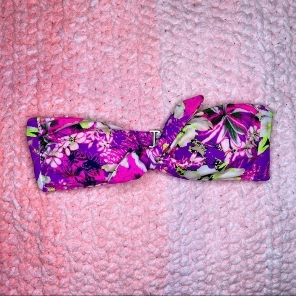 Super cute Victoria’s Secret Bikini Top